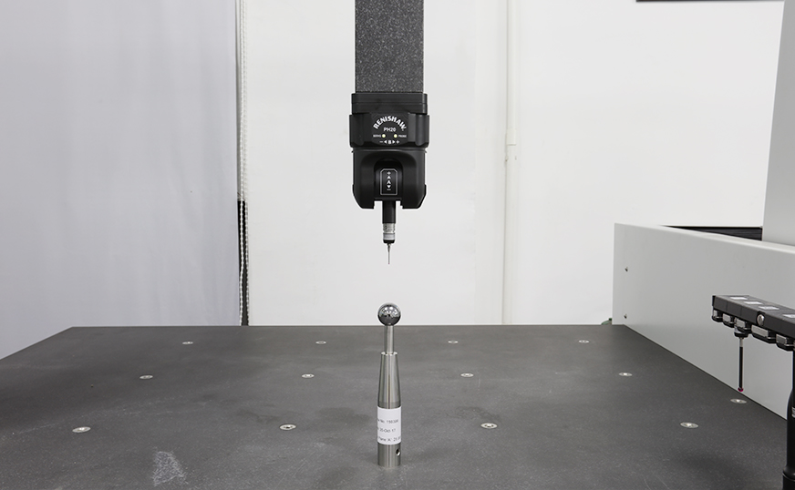 What are the criteria for judging the accuracy of a coordinate measuring machine?